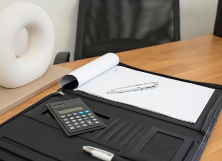 Portadocumentos A4 microfibra con calculadora