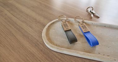 Llavero de acero con placa y trabilla de PU