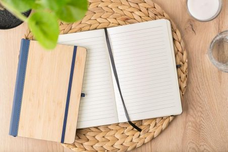 Cuaderno bambú PU A5 96 páginas rayadas banda elástica