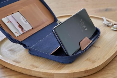 Cartera viaje rPET con RFID y soporte móvil