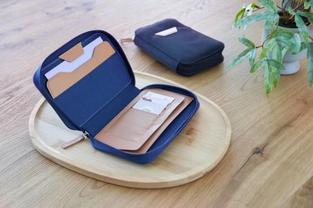 Cartera viaje rPET con RFID y soporte móvil