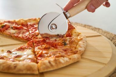 Set pizza bambú con tabla, cortador y espátula