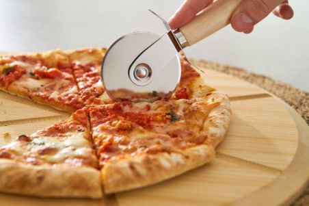 Set pizza bambú con tabla, cortador y espátula