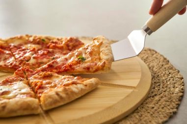 Set pizza bambú con tabla, cortador y espátula