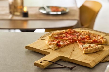 Set pizza bambú con tabla, cortador y espátula