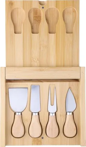 Tabla de quesos de bambú con cubiertos