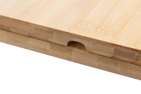 Tabla de quesos de bambú con cubiertos