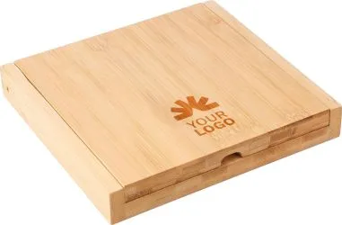 Tabla de quesos de bambú con cubiertos