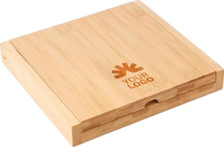 Tabla de quesos de bambú con cubiertos