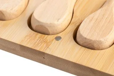 Tabla de quesos de bambú con cubiertos