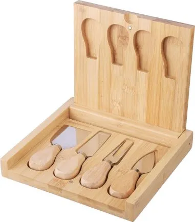 Tabla de quesos de bambú con cubiertos