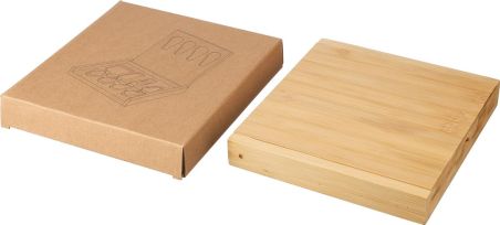 Tabla de quesos de bambú con cubiertos