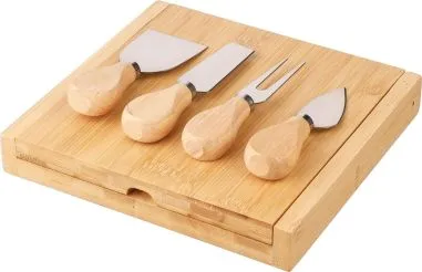Tabla de quesos de bambú con cubiertos