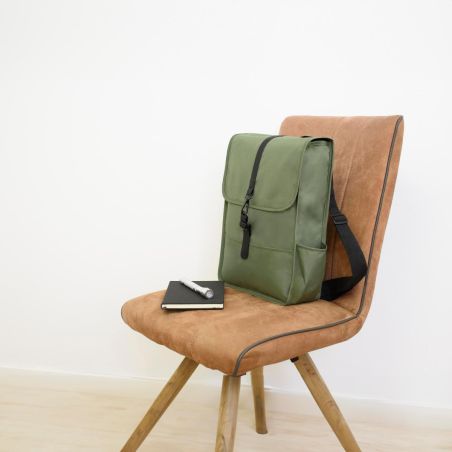 Mochila RPET 300D con solapa y hebilla