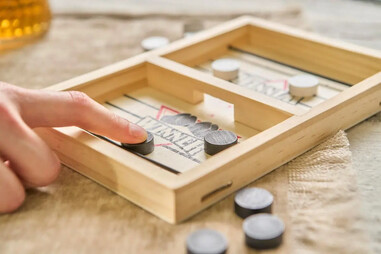 Juego de expulsión de madera con 10 fichas