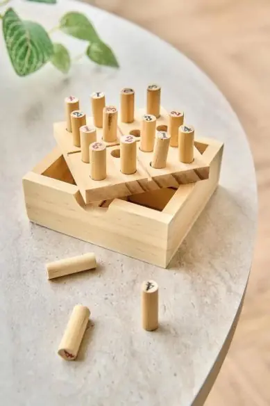 Sudoku de madera de pino con tablero elevable