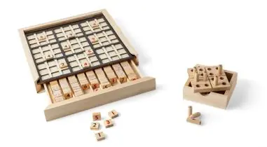 Sudoku de madera de pino con tablero elevable