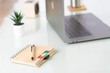Libreta símil bambú con memos y bolígrafo
