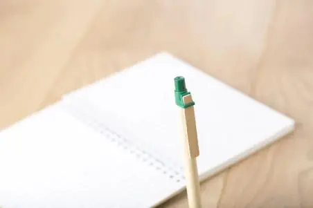 Bolígrafo cartón con clip de madera