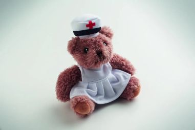 Osito de peluche vestido de enfermera con camiseta blanca