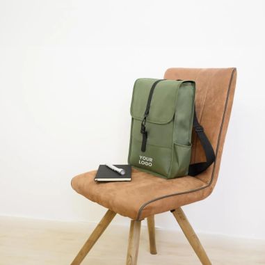 Mochila RPET 300D con solapa y hebilla