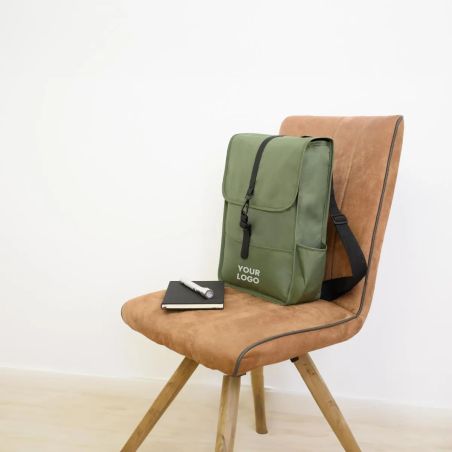 Mochila RPET 300D con solapa y hebilla