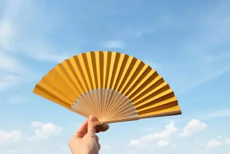Abanico de bambú y papel para verano