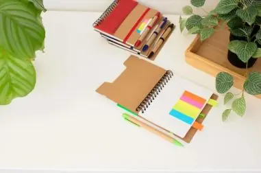 Libreta reciclada espiral con adhesivos y regla