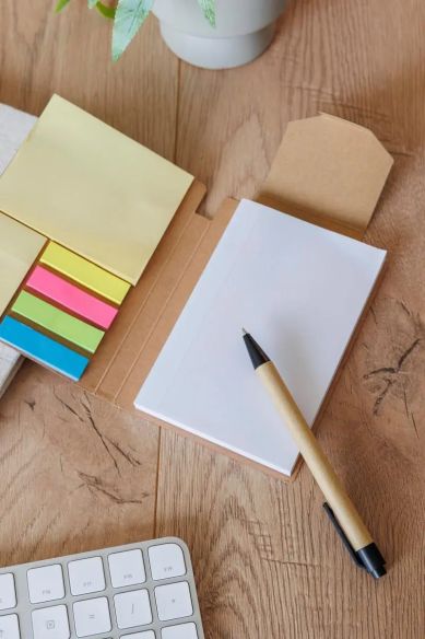 Cuaderno A6 Quillo de cartón reciclado con bolígrafo y notas