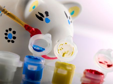 Hucha de escayola para pintar con pincel y 5 colores