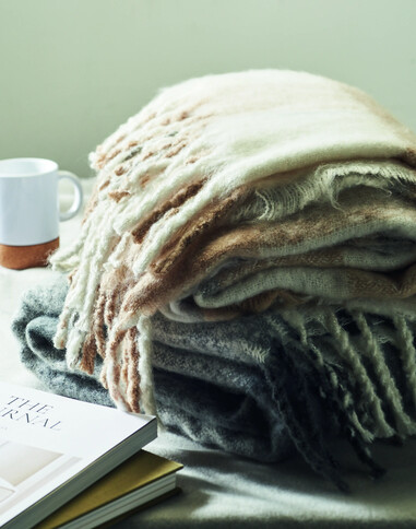 Manta RPET efecto mohair con cuadros y flecos