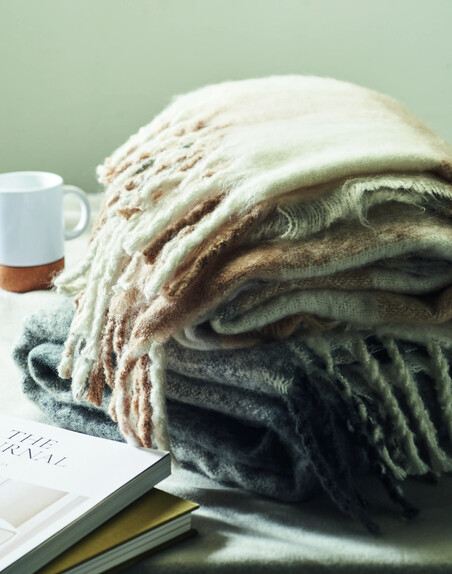 Manta RPET efecto mohair con cuadros y flecos