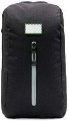 En la placa de metal