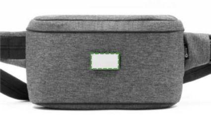 En la placa de metal