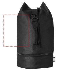 a la izquierda del mango