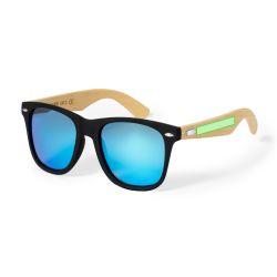 En la patilla derecha