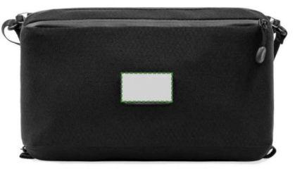 En la placa de metal