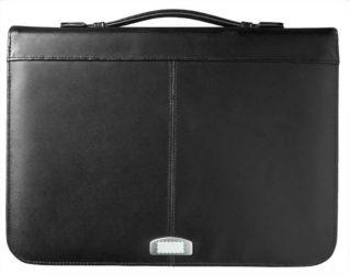 En la placa de metal