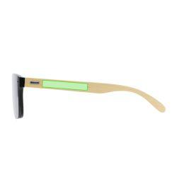 En la patilla derecha